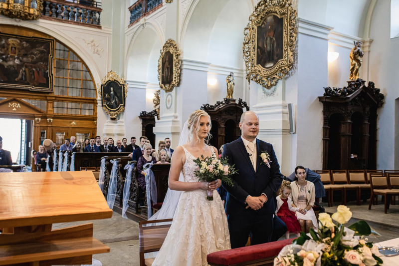 svatební-fotografie-a-video-kostel-Luže-74
