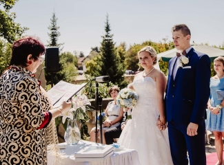 svatební fotograf zámek Mníšek pod Brdy, svatba na zámku, letní nejkrásnější zámecká svatba, Bára a Ondra-41