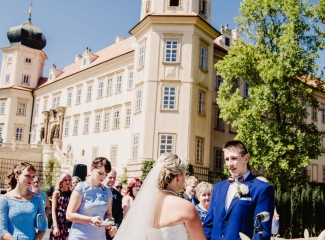 svatební fotograf zámek Mníšek pod Brdy, svatba na zámku, letní nejkrásnější zámecká svatba, Bára a Ondra-47