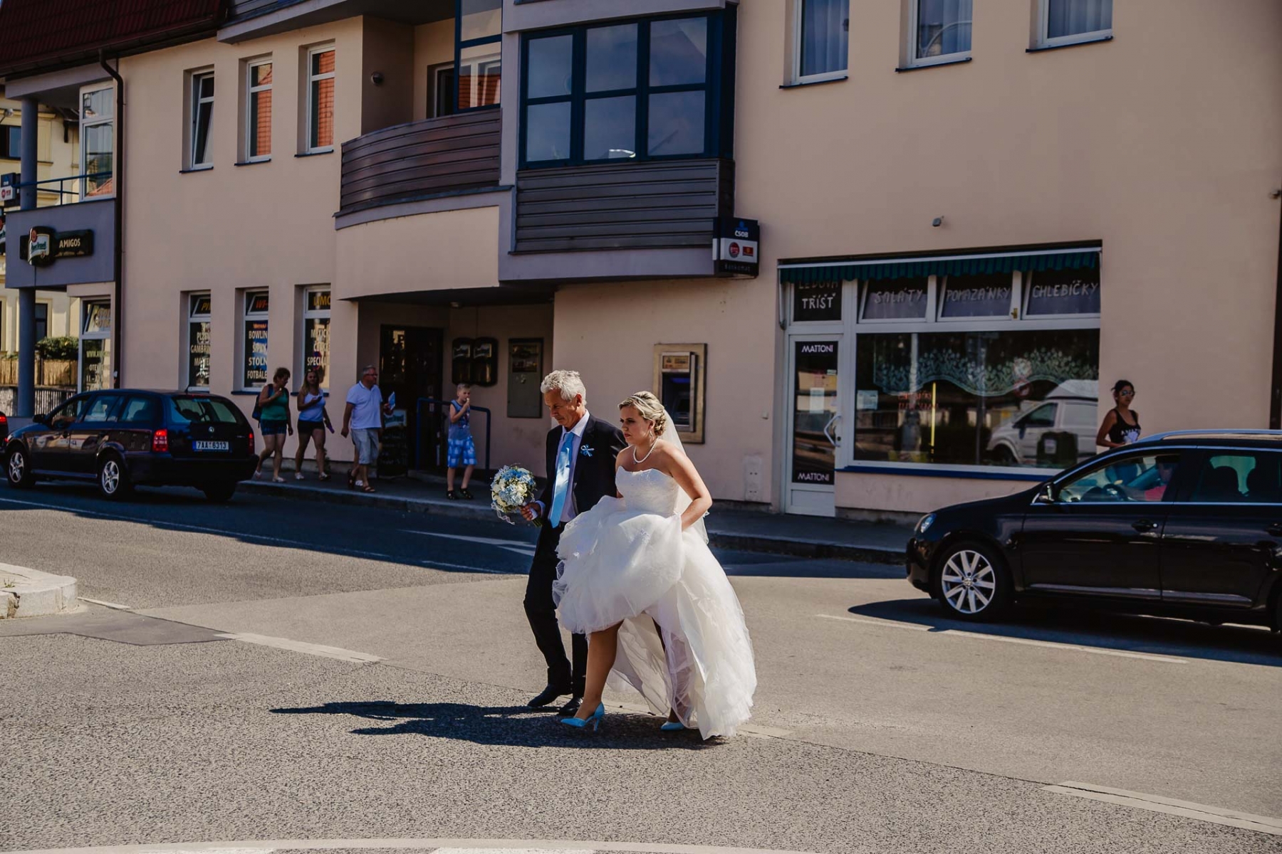 svatební fotograf zámek Mníšek pod Brdy, svatba na zámku, letní nejkrásnější zámecká svatba, Bára a Ondra-22