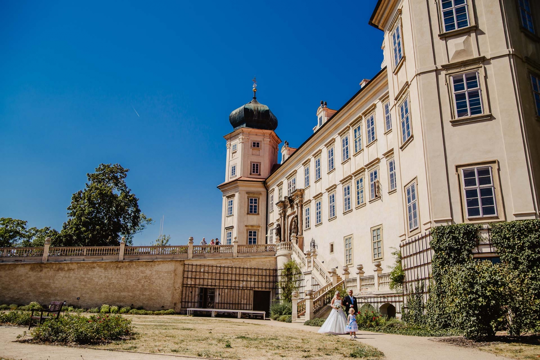 svatební fotograf zámek Mníšek pod Brdy, svatba na zámku, letní nejkrásnější zámecká svatba, Bára a Ondra-31