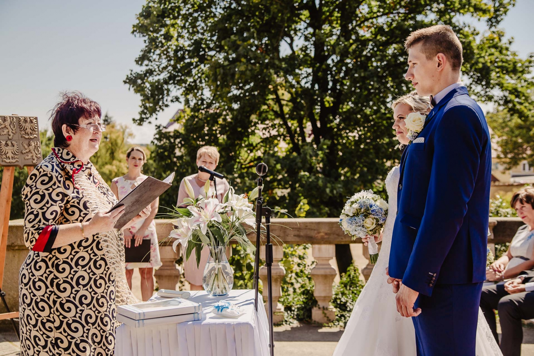 svatební fotograf zámek Mníšek pod Brdy, svatba na zámku, letní nejkrásnější zámecká svatba, Bára a Ondra-40