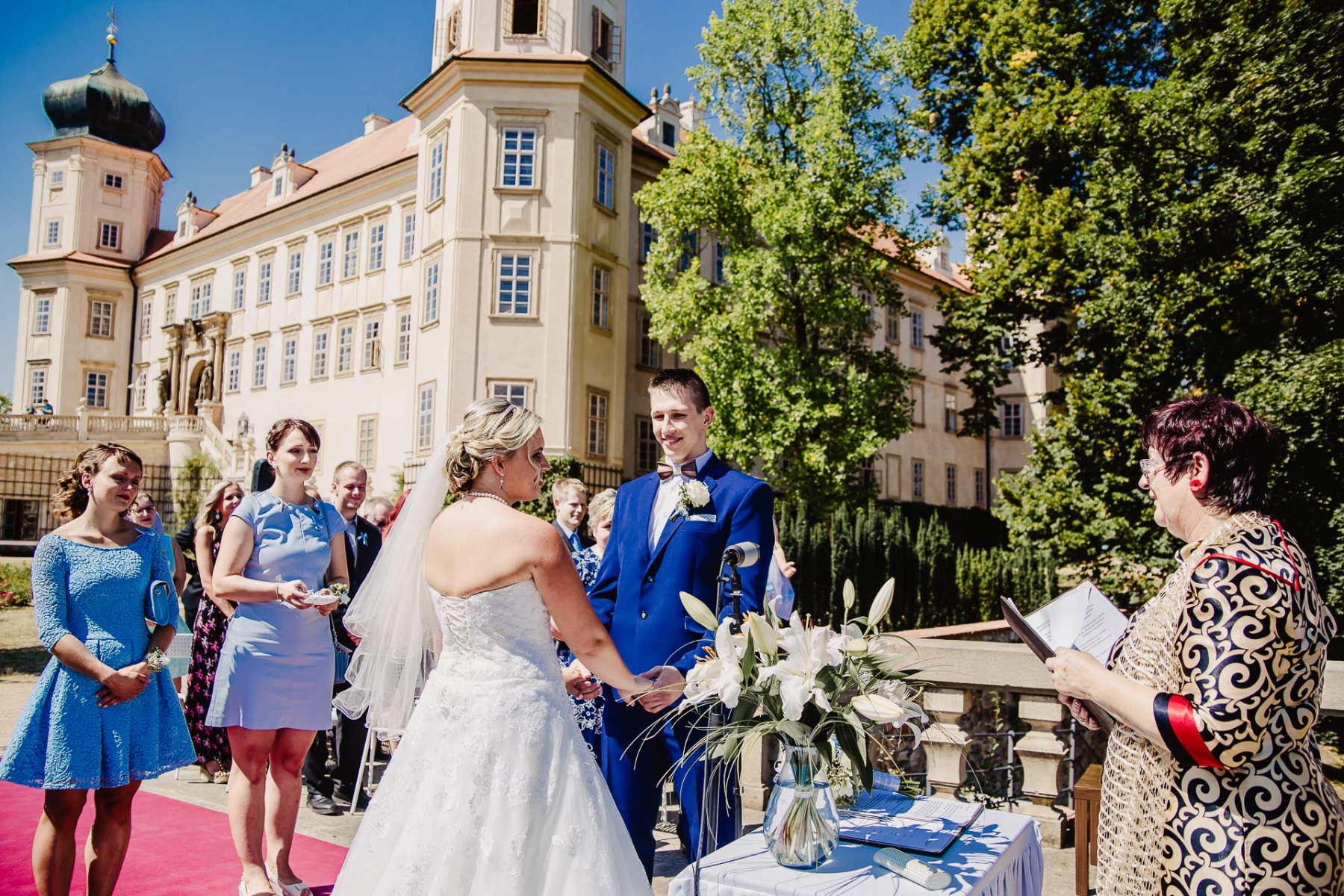 svatební fotograf zámek Mníšek pod Brdy, svatba na zámku, letní nejkrásnější zámecká svatba, Bára a Ondra-48