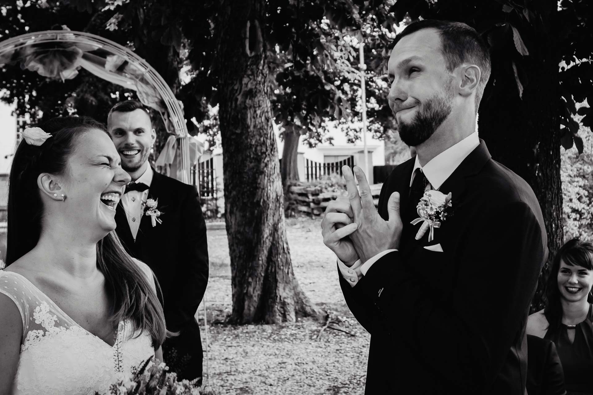 svatební-fotograf-dolní-počernice-svatební-fotograf-Zámecký-park-Dolní-Počernice-44