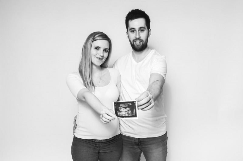 černobílé-těhotenské-fotografie