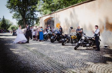 Motorkářská svatba na zámku Brandýs nad Labem, svatební fotografie, svatební foto motorky