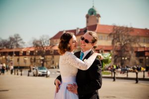 párové fotografování na náměstí v Poděbradech, jarní rozkvetlá svatba, veselá svatba, malá svatba