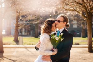 novomanželé v parku v Poděbradech, fotografování od studio Beautyfoto, svatba v rozkvetlém jarním parku