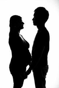 těhu, černobílá fotografie,ateliérová těhotenská fotka