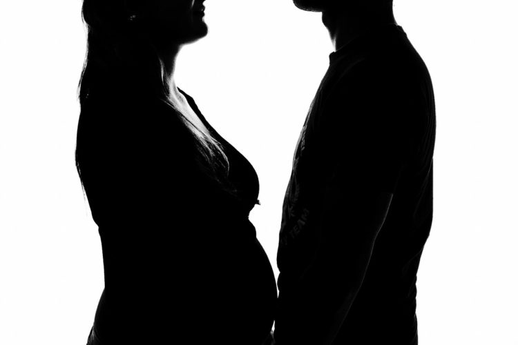 těhu, černobílá fotografie,ateliérová těhotenská fotka