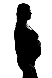 silueta těhotné ženy, černobílá fotografie, ateliérová těhu fotografie